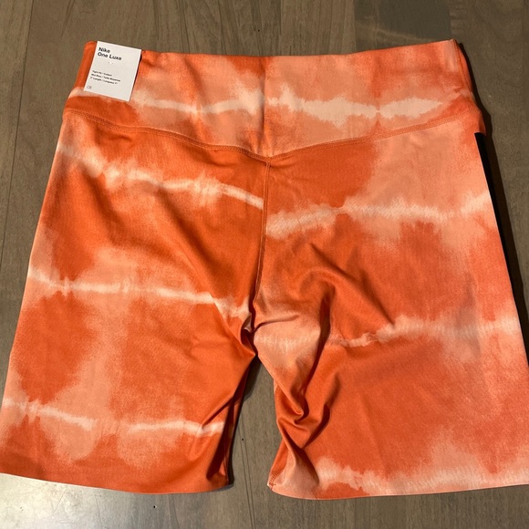 Nike Women's XL One Luxe Dri-FIT 7" Mid-Rise Printed Training Shorts DO7814-827 - Picture 10 of 10